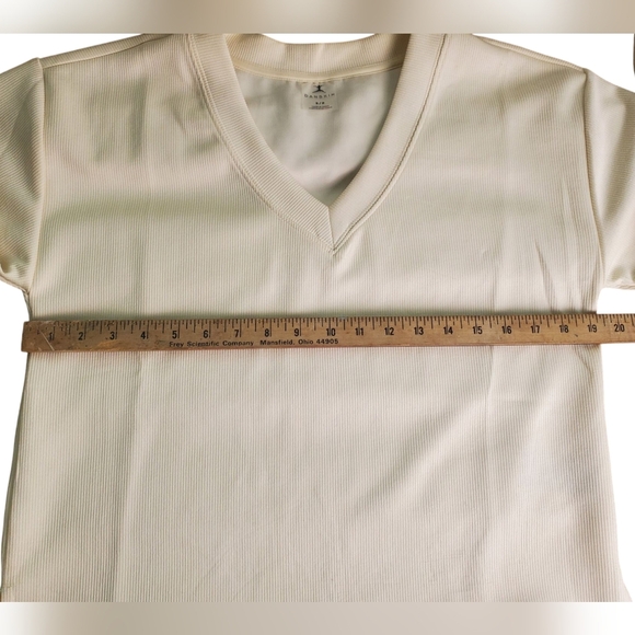 Danskin Women's Cream V-Neck Sweater. S/P - Picture 13 of 13